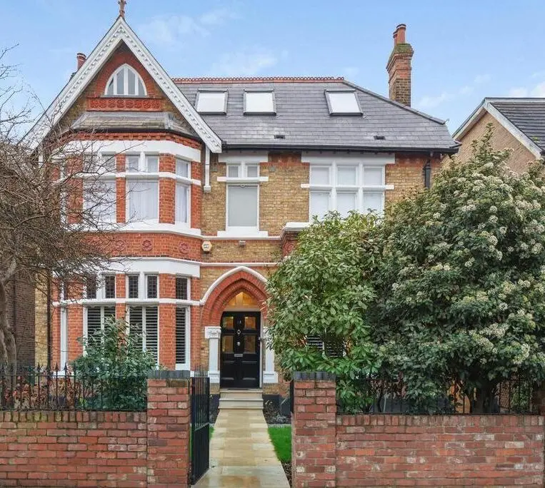 Roofers in Gunnersbury